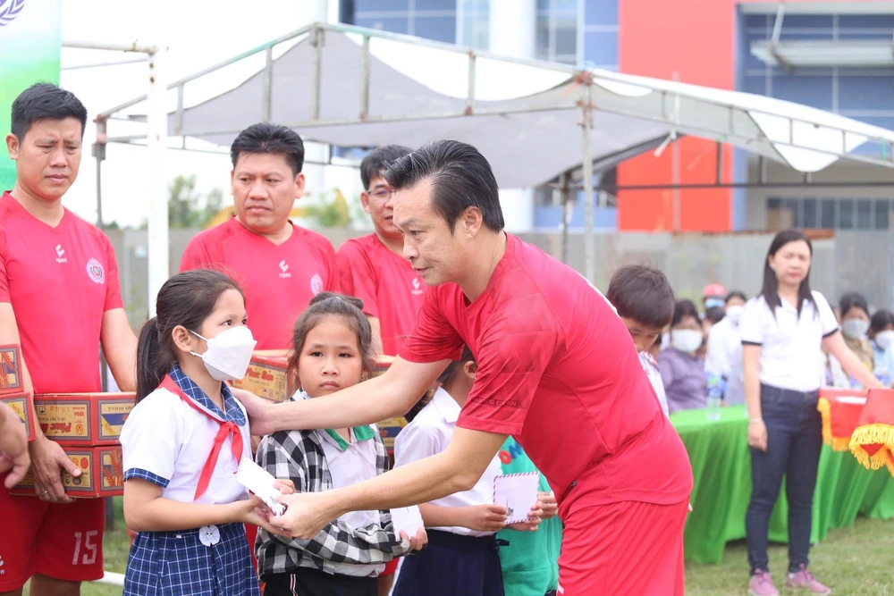 Chủ tịch Đinh Khắc Duy của đội Hữu Nghị tặng quà và thăm hỏi các em nhỏ.