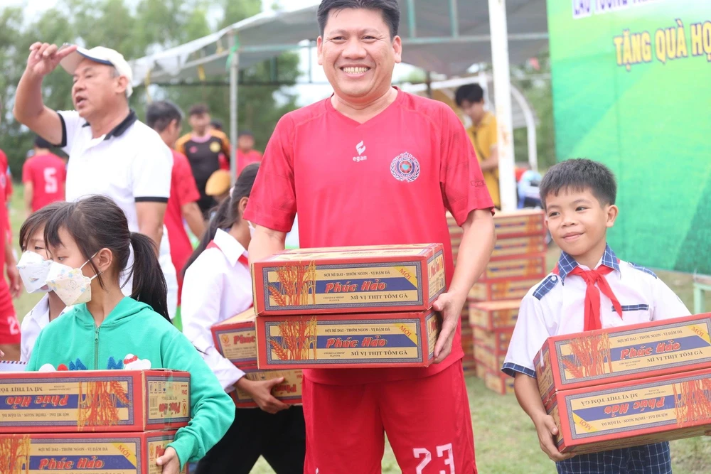 ... với tổng cộng 60 suất quà (mỗi suất gồm 1 triệu đồng và 2 thùng mì) tặng cho các học sinh nghèo, hiếu học, có hoàn cảnh khó khăn trên địa bàn TP Châu Đốc.