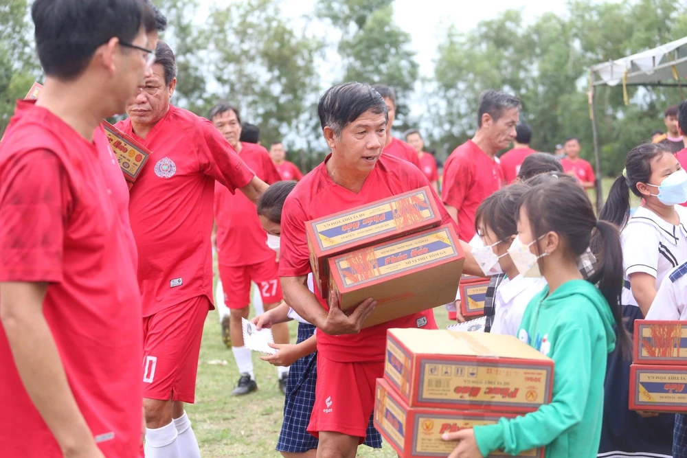 Lão tướng Lương Quốc Lộc cùng đồng đội hạnh phúc trao gửi tình cảm đến với các con cháu nhà nghèo học giỏi.