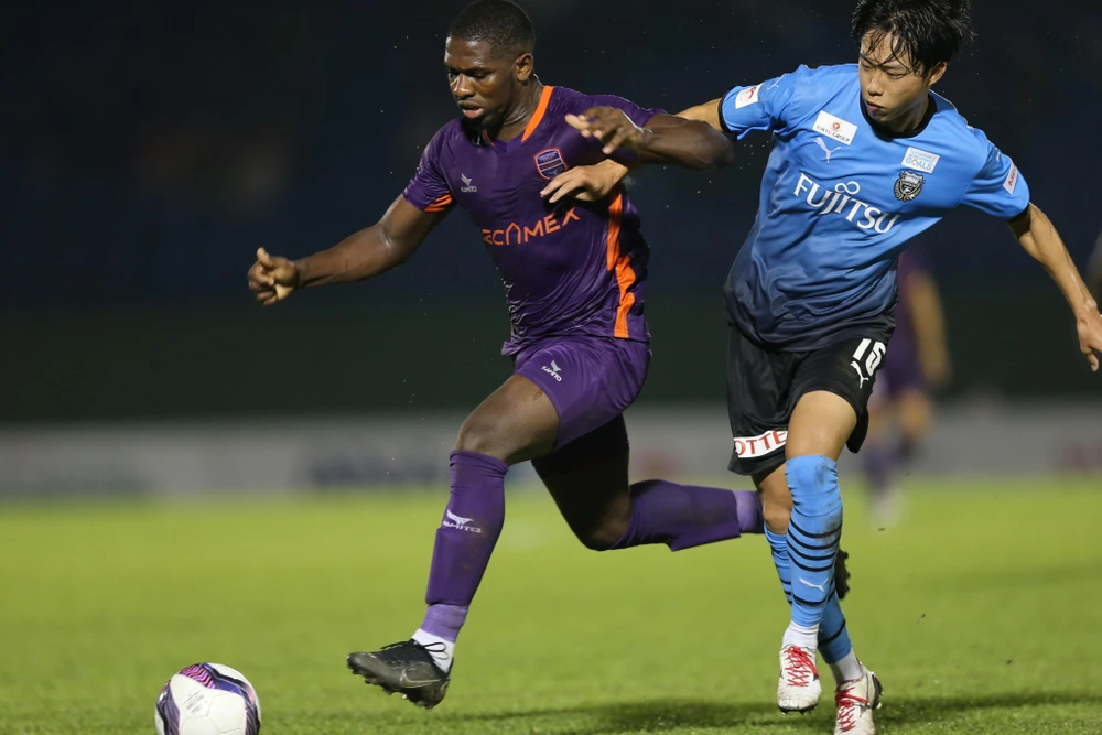 Tiền đạo Rimario tăng cường cho B. Bình Dương trong trận giao hữu với Kawasaki Frontale chiều 20-11. Ảnh: ANH PHƯƠNG.