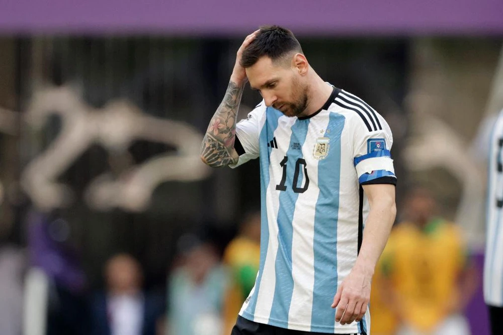 Messi đau khổ sau trận thua chiếu dưới Saudi Arabia. Ảnh: GETTY.