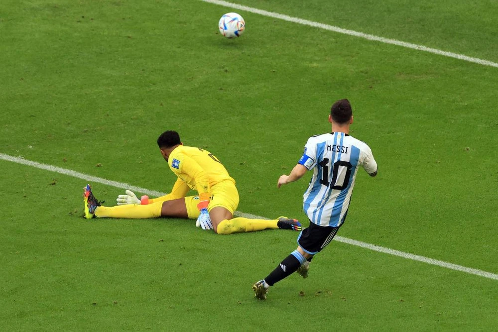 Messi mở điểm trên chấm phạt đền và thêm một lần phá lưới Saudi Arabia nhưng VAR đã vào cuộc từ chối. Ảnh: GETTY.
