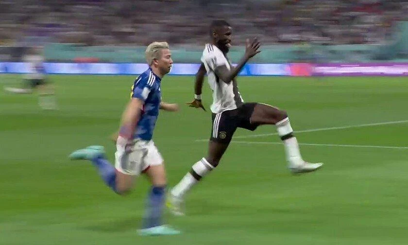 Rudiger có những bước chạy chế giễu Takuma Asano bị người xem chỉ trích. Ảnh: GETTY.