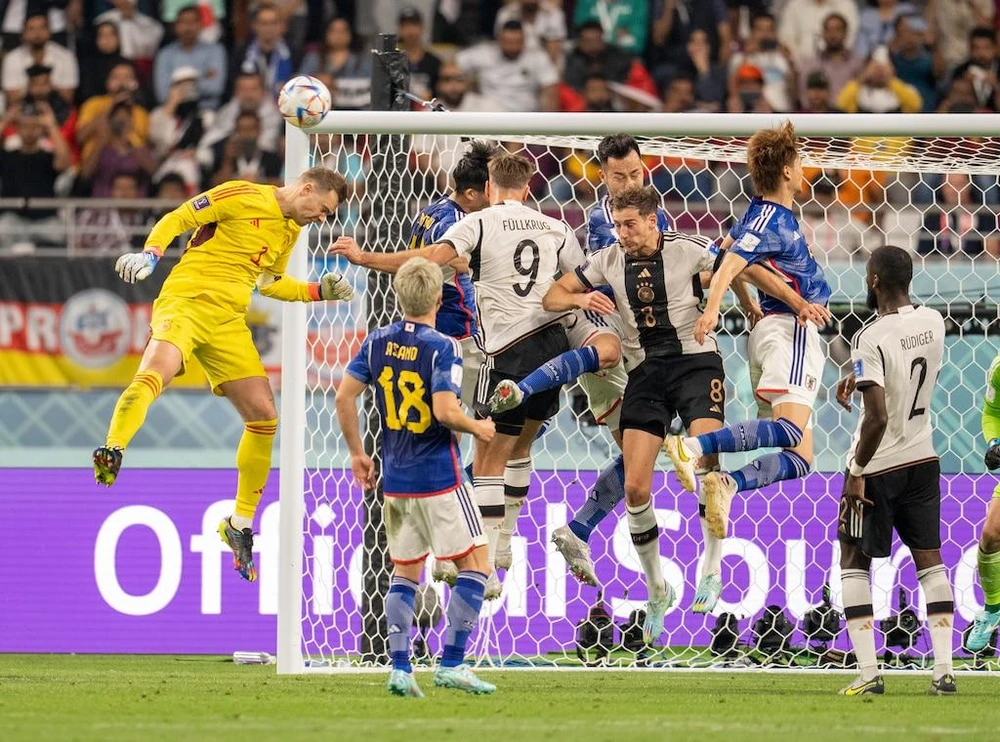 Thủ thành kỳ cựu của tuyển Đức chấp nhận bỏ khung thành để nhào lên săn tìm bàn thắng khi các đồng đội quá kém duyên. Ảnh: GETTY.