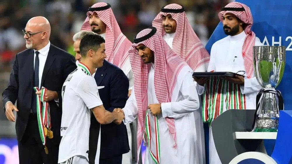 Saudi Arabia rất muốn có Ronaldo chơi bóng ở giải chuyên nghiệp của đất nước mình vì cần sự ảnh hưởng của siêu sao Bồ Đào Nha để giành quyền đăng cai World Cup 2030. Ảnh: GETTY.