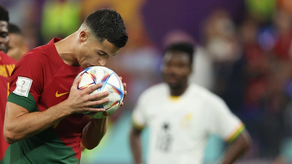 Ronaldo vừa trở thành cầu thủ đầu tiên ghi bàn trong năm kỳ World Cup. Ảnh: GETTY.