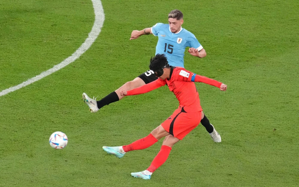 Son Heung-min và các tuyển thủ Hàn Quốc cho đối thủ lớn Uruguay biết mình không dễ bắt nạt. Ảnh: GETTY.