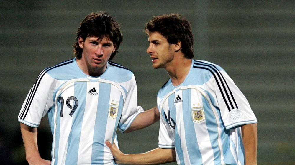 Pablo Aimar và đàn em Messi từng đá chung với nhau hồi năm 2006. Ảnh: GETTY.