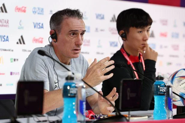 HLV Bento tin tưởng các học trò sẽ vượt qua chướng ngại Ghana. Ảnh: GETTY.