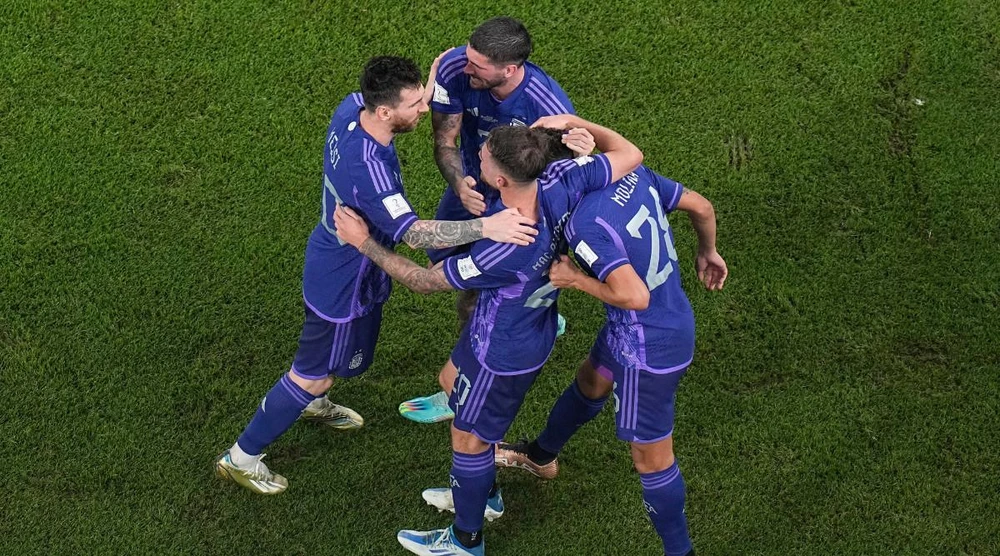 Messi và đồng đội sau trận ra quân thua Saudi Arabia đã thắng hai trận còn lại để lấy vé vào vòng loại trực tiếp cúp thế giới. Ảnh: GETTY.