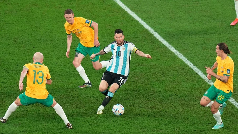 Messi nhảy Tango giữa hàng thủ của tuyển Úc. Ảnh: GETTY.