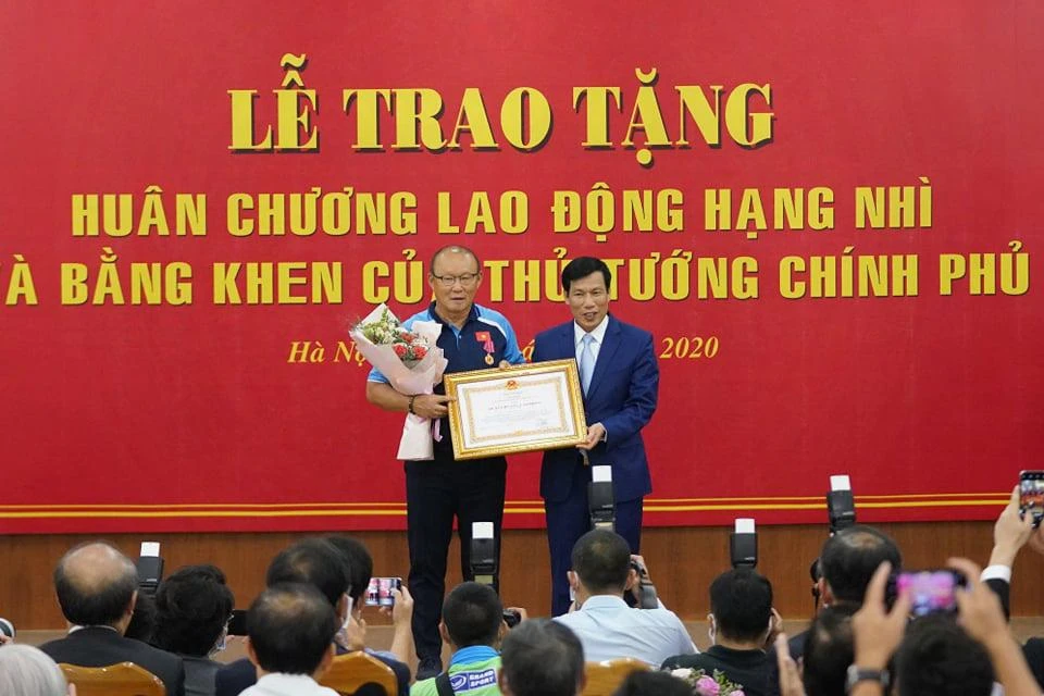 HLV Park Hang-seo nhận Huân chương Lao động hạng nhì và Bằng khen sau những đóng góp to lớn cho bóng đá Việt Nam. Ảnh: VFF.