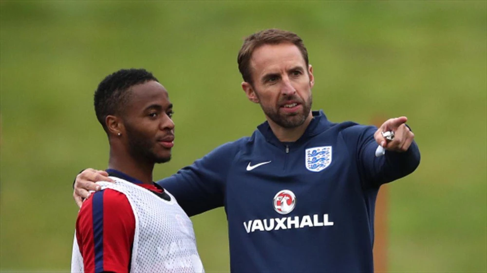 HLV Southgate chia sẻ với học trò khi gặp sự cố. Ảnh: GETTY.