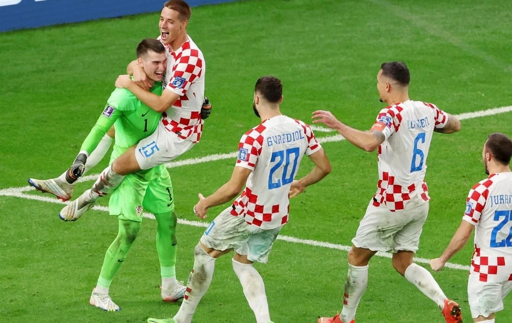 Người gác đền Dominik Livakovic là người hùng của Croatia khi cản phá thành công ba cú sút từ chấm 11 mét của cầu thủ Nhật Bản. Ảnh: GETTY.