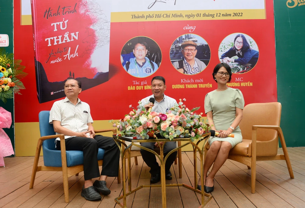 Tác giả kể lại những câu chuyện sống động sau nhiều lần anh tác nghiệp ở Anh và tại các vùng quê của các nhân vật đề cập trong sách. Ảnh: TỰ TRUNG.