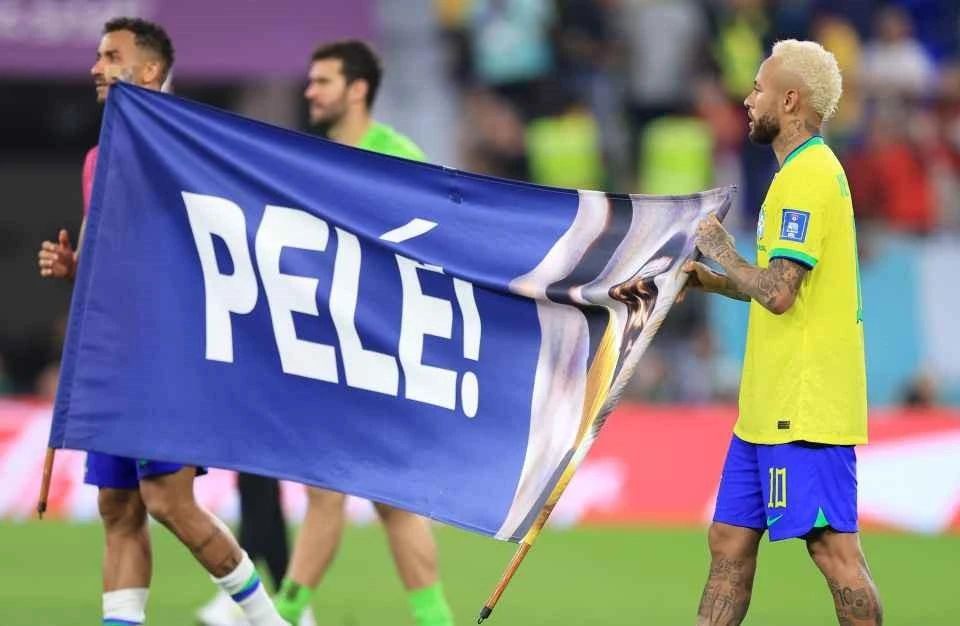 Neymar cùng đồng đội bày tỏ lòng kính trọng với thần tượng - Vua bóng đá Pele. Ảnh: GETTY.