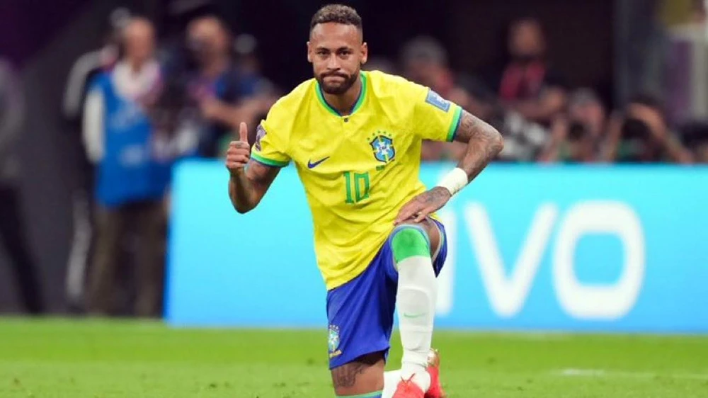 Neymar tặng bàn thắng đầu tiên của anh ở World Cup cho đồng đội Alex Telles đang bị chấn thương. Ảnh: GETTY.