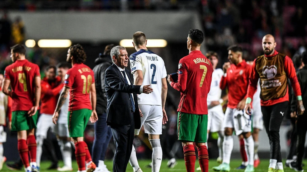 HLV Santos không quan tâm đến những tin đồn nên cho Ronaldo ngồi ghế dự bị. Ảnh: GETTY.