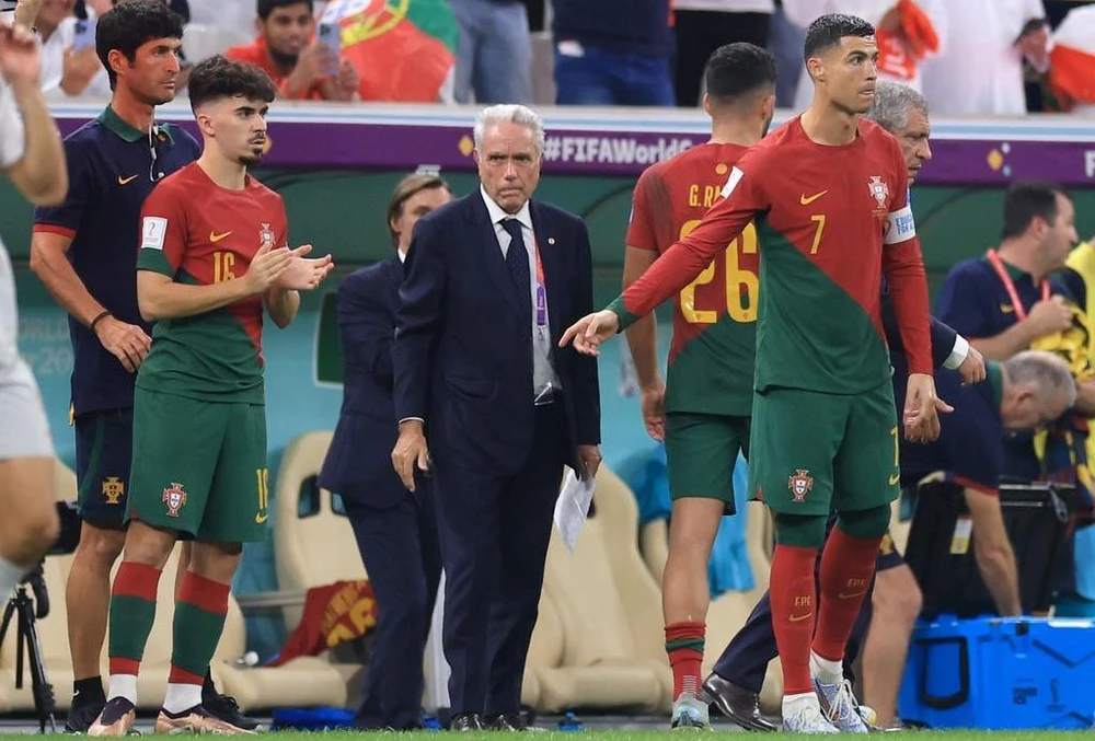 HLV Santos không muốn bị đào sâu về cách sử dụng người của ông. Ảnh: GETTY.