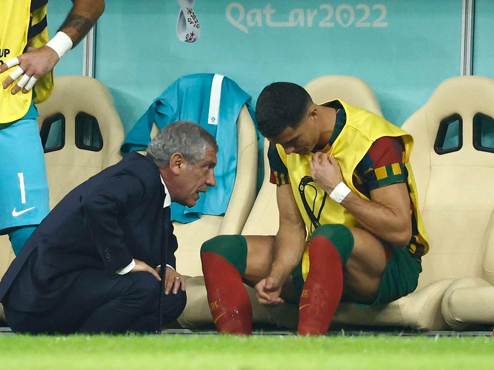 HLV Santos cho đội trưởng Ronaldo ngồi trên ghế dự bị trận gặp Thụy Sĩ. Ảnh: GETTY.