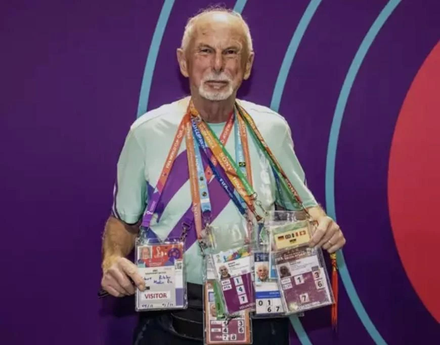 Ông Bihler khoe những tấm thẻ tác nghiệp tại các kỳ World Cup với tư cách là tình nguyện viên hỗ trợ truyền thông. Ảnh: FIFA.