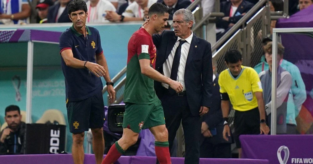 HLV Santos gây tranh cãi khi không thường xuyên cho Ronaldo đá chính. Ảnh: GETTY.