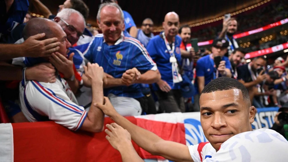 .... đưa bóng bay thẳng lên khán đài trúng mặt cổ động viên khiến anh phải chạy đến xin lỗi. Ảnh: GETTY.