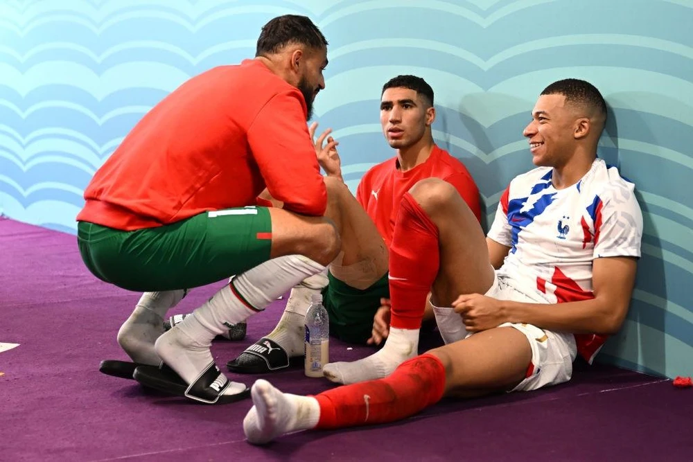 Đôi bạn thân ở PSG tiếp tục chia sẻ với nhau trong đường hầm sau trận đấu. Ảnh: GETTY.