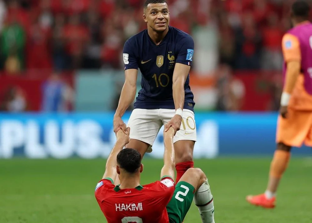 Mbappe với cử chỉ thân thiết với đồng đội chung CLB bên kia chiến tuyến Hakimi. Ảnh: GETTY.