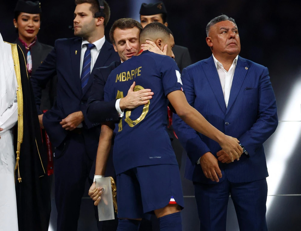 Tổng thống Pháp Emmanuel Macron chia buồn với Mbappe sau trận thua ở chung kết World Cup 2022. Ảnh: GETTY.