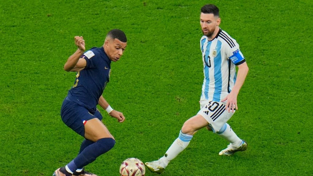 Mbappe đã lập hat trick trong trận chung kết ở sân Lusail nhưng đàn anh Messi mới là người chiến thắng. Ảnh: GETTY.