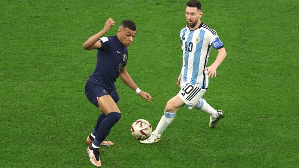 Lão tướng Messi và tiểu tướng Mbappe là hai nhân vật chính trong trận chung kết nghẹt thở. Ảnh: GETTY.