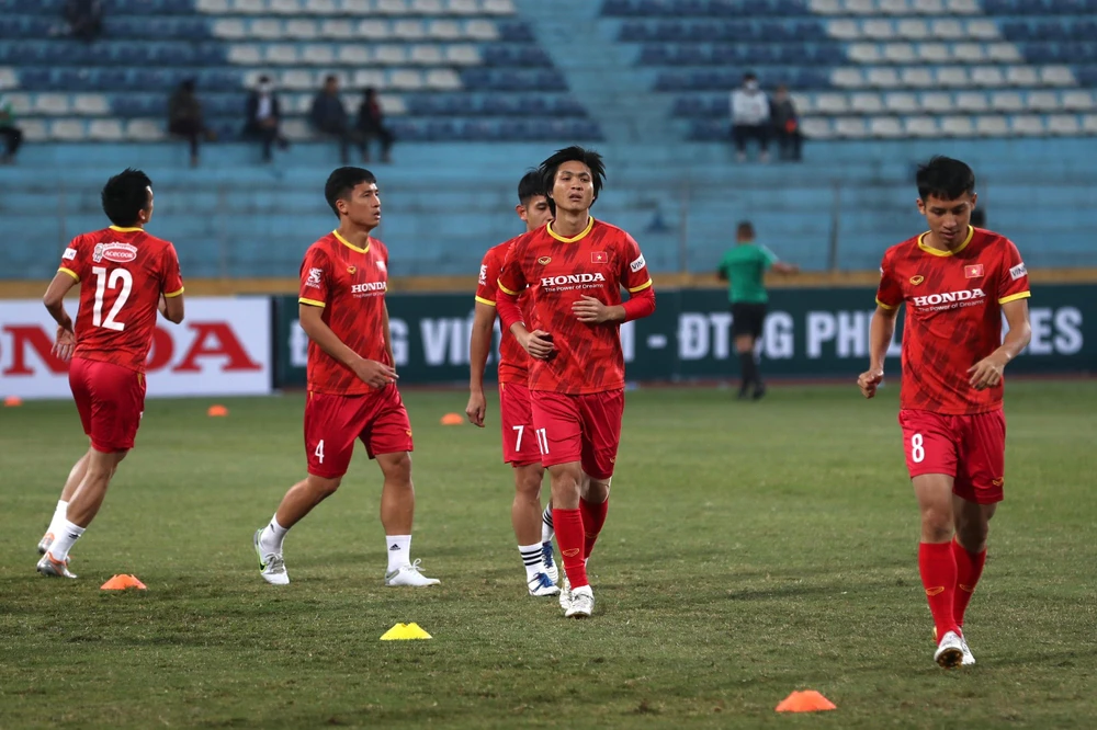 Trung vệ Bùi Tiến Dũng (4) đã âm tính với COVID-19 nhưng sẽ góp mặt ở trận tiếp theo gặp Malaysia trên sân nhà. Ảnh: ANH PHƯƠNG. Trung vệ Bùi Tiến Dũng (4) đã âm tính với COVID-19 nhưng sẽ góp mặt ở trận tiếp theo gặp Malaysia trên sân nhà. Ảnh: ANH PHƯƠNG.