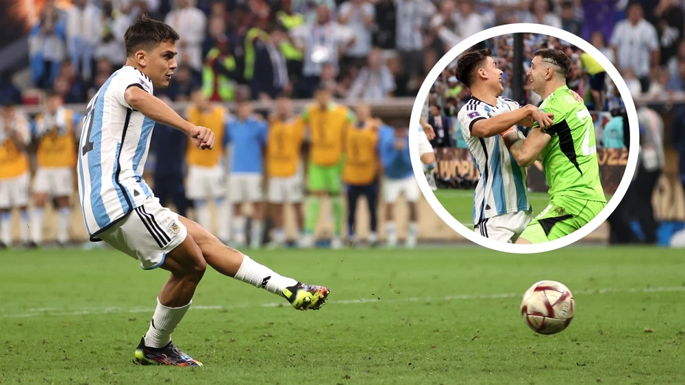 Dybala hạnh phúc sau cú sút 11 mét vào lưới Pháp nhờ sự mách nước của đồng đội Martinez. Ảnh: GETTY.