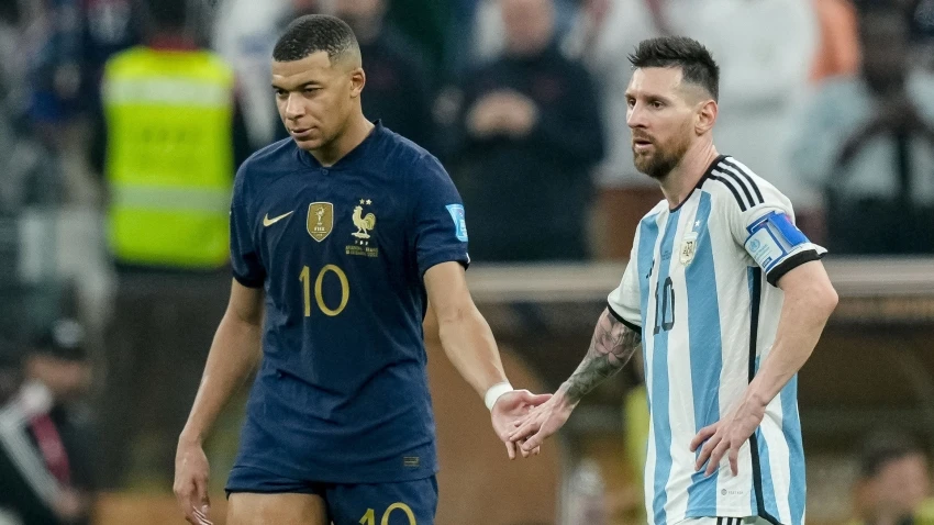 Đội tuyển Argentina của Messi đánh bại tuyển Pháp của Mbappe đều là những người chơi chung màu áo PSG. Ảnh: GETTY.