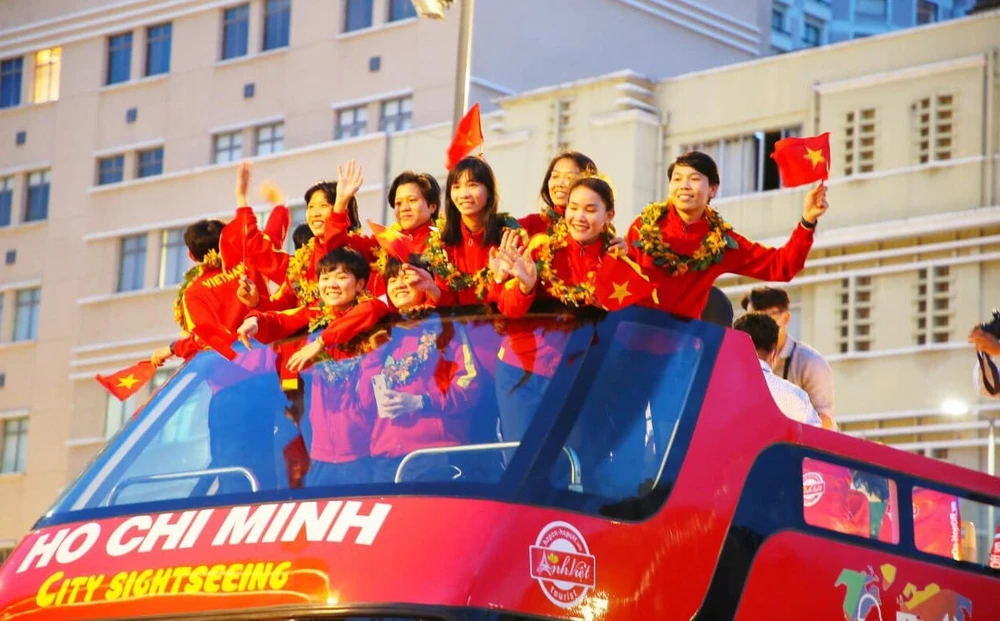 Cô trò tuyển nữ TP.HCM ăn mừng thành tích cùng tuyển nữ Việt Nam giành vé chính thức góp mặt ở vòng chung kết World Cup nữ 2023. Ảnh ANH HẢI. Cô trò tuyển nữ TP.HCM ăn mừng thành tích cùng tuyển nữ Việt Nam giành vé chính thức góp mặt ở vòng chung kết World Cup nữ 2023. Ảnh ANH HẢI.