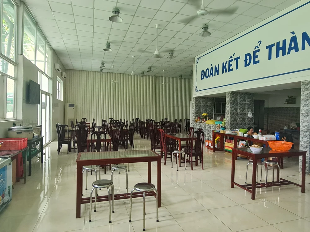 ... sửa chữa khu nhà ăn khang trang cho các nữ cầu thủ đang tập luyện và lưu trú tại CLB Tao Đàn. Ảnh: ANH HẢI, ... sửa chữa khu nhà ăn khang trang cho các nữ cầu thủ đang tập luyện và lưu trú tại CLB Tao Đàn. Ảnh: ANH HẢI,