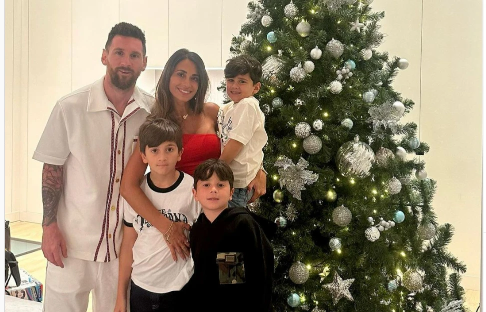 Giáng sinh ấm áp của Messi cùng vợ và các con trai. Ảnh: GETTY.