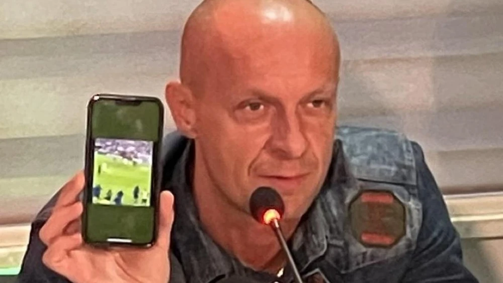 Trọng tài Szymon Marciniak dẫn chứng bàn thắng của Mbappe lẽ ra cũng không được tính do 7 cầu thủ dự bị Pháp lấn vào sân. Ảnh: GETTY.