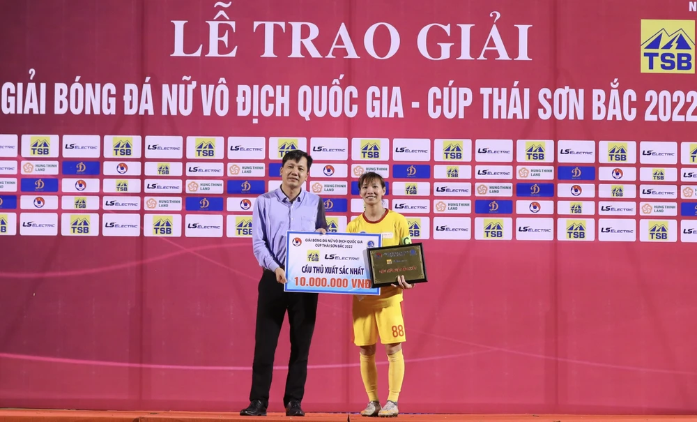 Cô gái quê Quảng Nam là cầu thủ xuất sắc nhất giải vô địch quốc gia 2022...