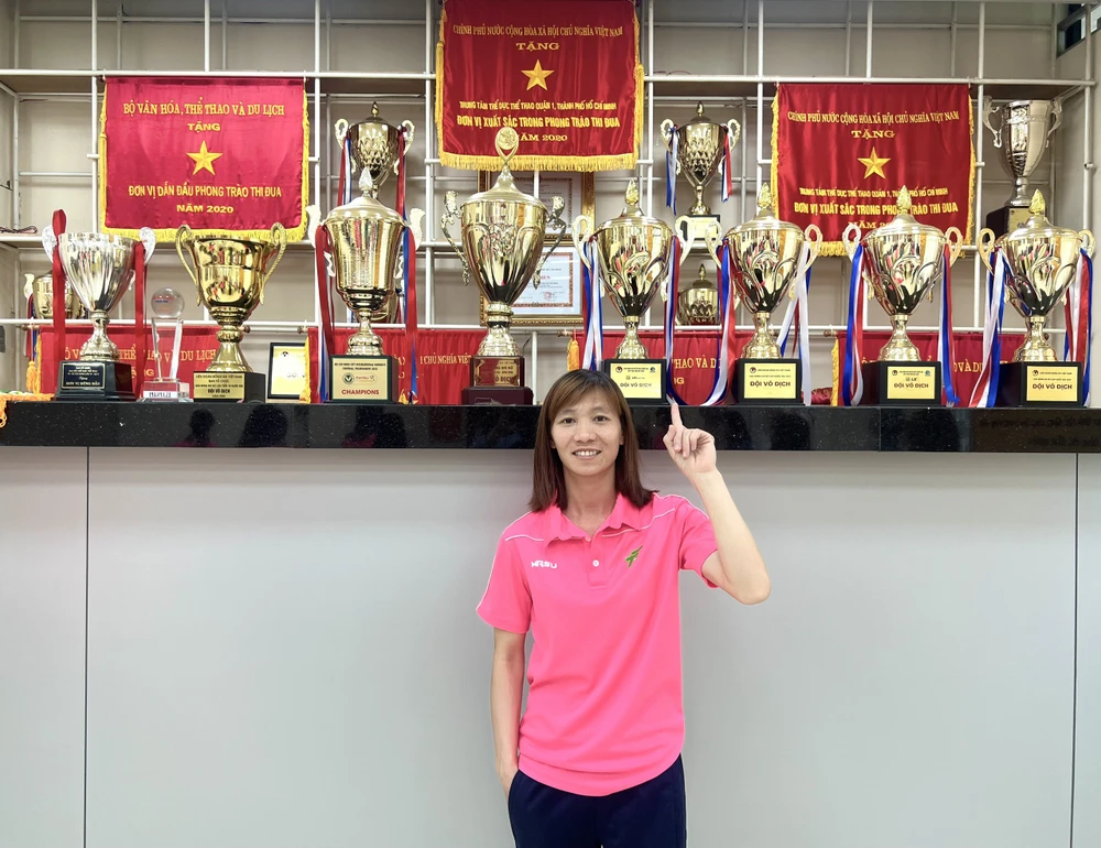 ... và hạnh phúc bộ sưu tập thành tích đồ sộ. Ảnh: NA.