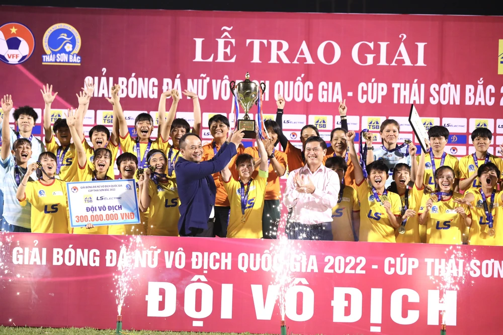 Thủ quân Thùy Trang và đồng đội tuyển nữ TP.HCM vô địch quốc gia 2022. Ảnh: NA.