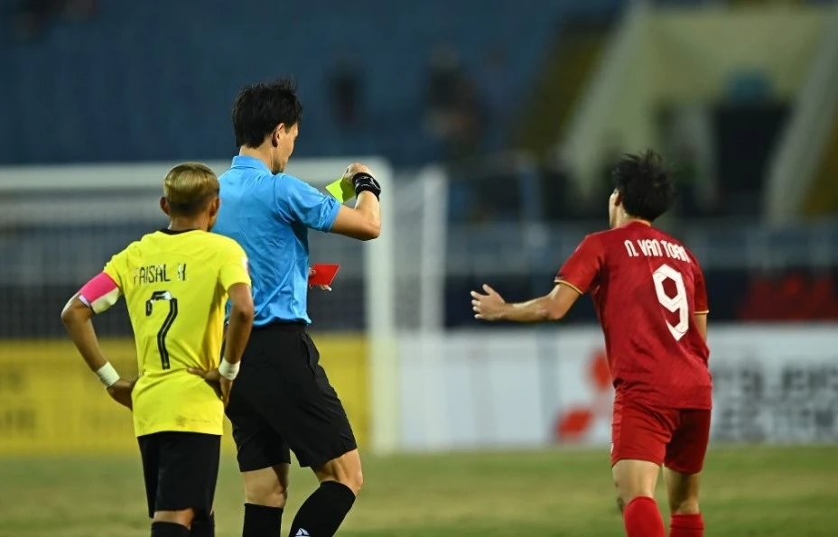 Văn Toàn bị truất quyền thi đấu khi cuộc chơi mới diễn ra 1/3 thời gian. Ảnh: HẢI THỊNH.