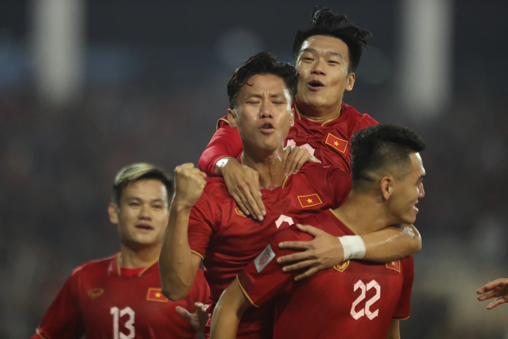 Với chiến thắng đối thủ cạnh tranh trực tiếp Malaysia 3-0, đội tuyển Việt Nam đã đặt một chân vào bán kết AFF Cup 2022 dù vẫn còn hai trận đấu nữa. Ảnh: HẢI THỊNH.