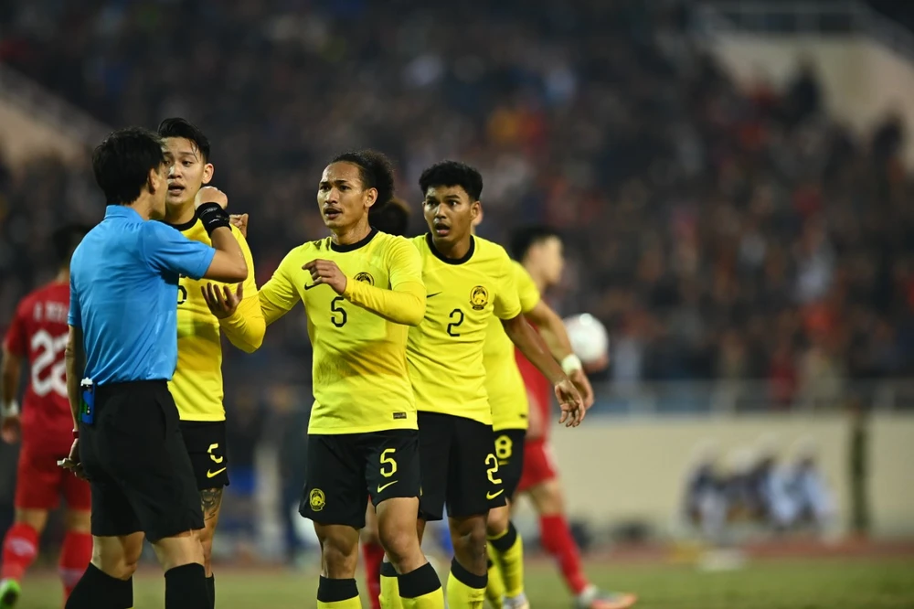 Cầu thủ Malaysia phản ứng trọng tài Sato. Ảnh: HẢI THỊNH. Cầu thủ Malaysia phản ứng trọng tài Sato. Ảnh: HẢI THỊNH.
