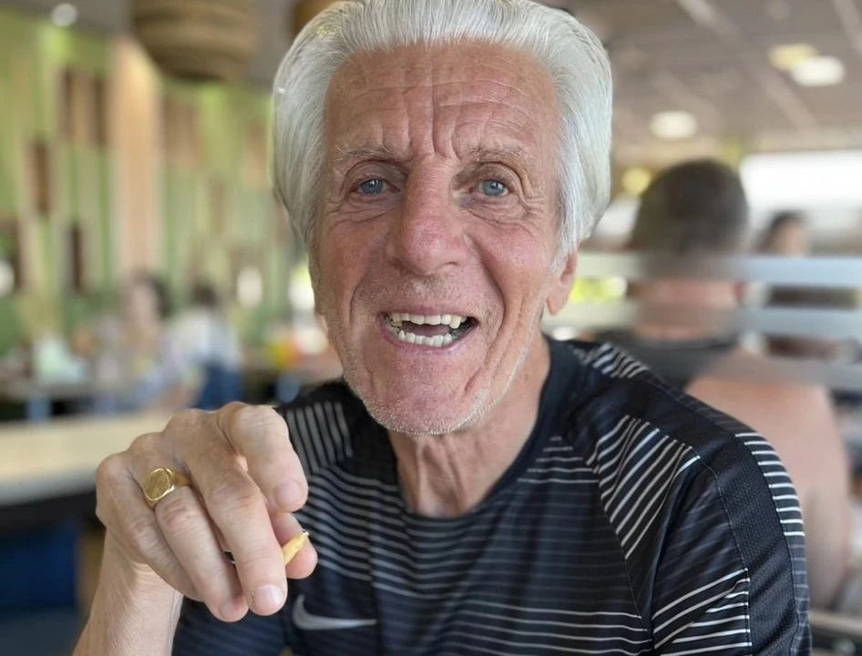 Con trai của ông Barry Whitbread đã đăng tấm ảnh của cha mình nhờ sự trợ giúp của cộng đồng mạng. Ảnh: TL.