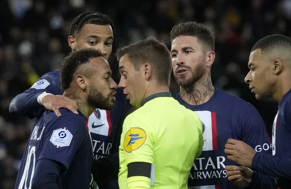 Trọng tài đã rút hai thẻ vàng truất quyền thi đấu của Neymar chỉ trong một phút. Ảnh: GETTY.