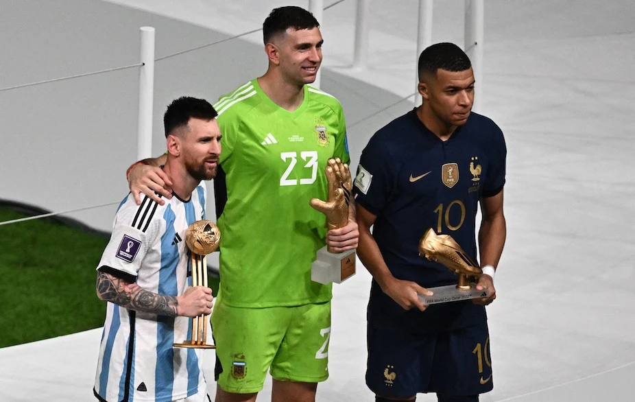 Mbappe giành Chiếc giày vàng World Cup trong khi Messi lần thứ hai nhận Quả bóng vàng. Ảnh: GETTY.
