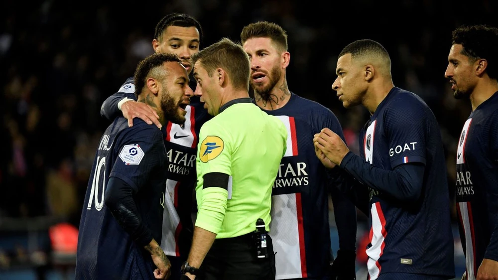Ngôi sao của PSG nhận hai thẻ vàng chỉ trong một phút. Ảnh: GETTY.