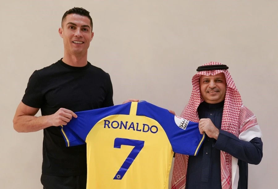 Không có CLB lớn của châu Âu nào muốn mua, Ronaldo chấp nhận đầu quân cho một đội bóng châu Á. Ảnh: GETTY.